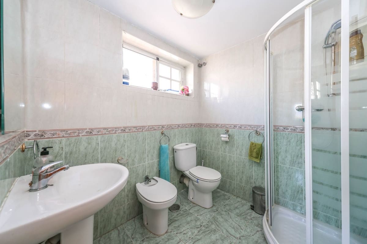 3 soveværelse Villa til salg i Guaro med swimmingpool garage - € 249.000 (Ref: 9387949)