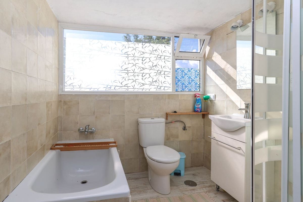 3 soveværelse Villa til salg i Guaro med swimmingpool garage - € 249.000 (Ref: 9387949)