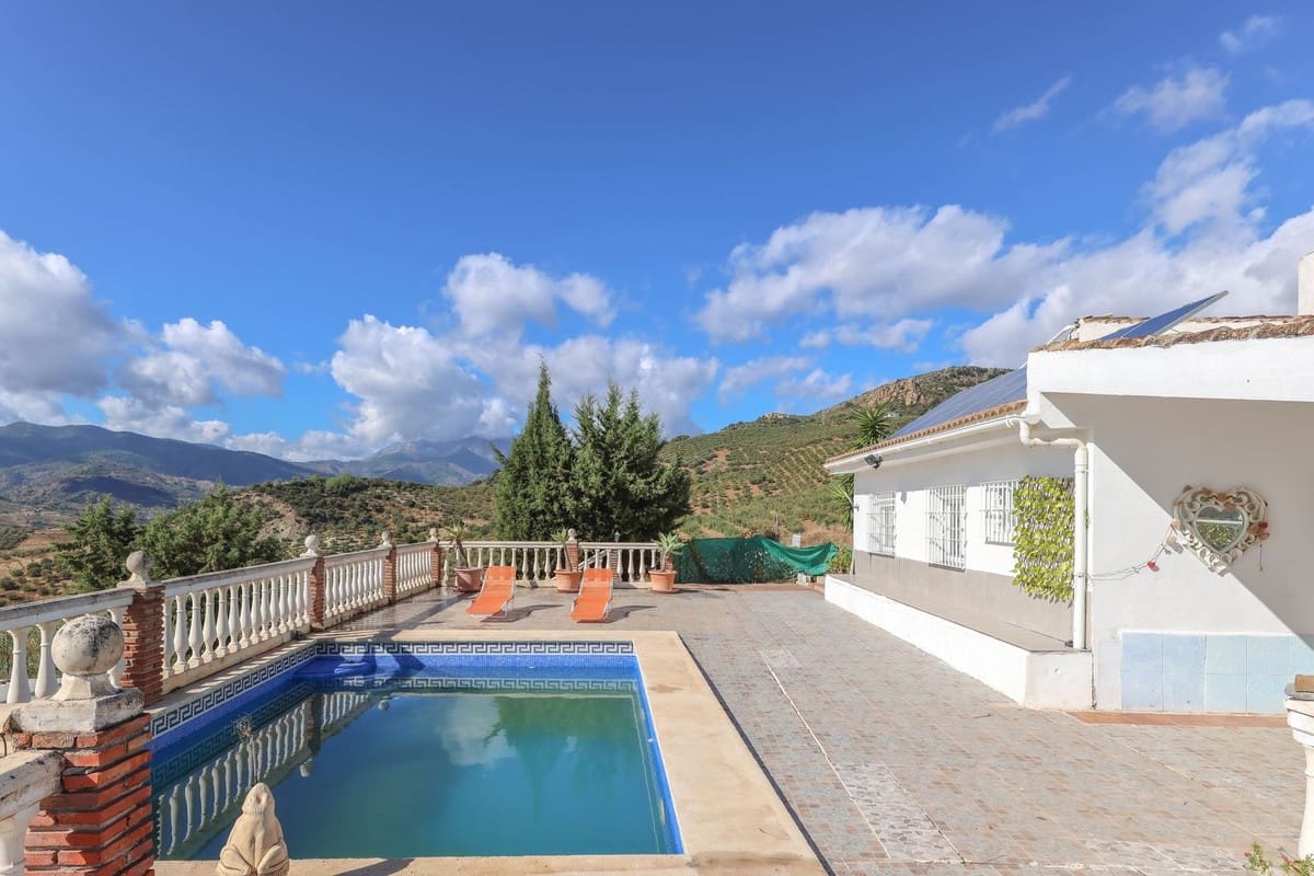 3 soveværelse Villa til salg i Guaro med swimmingpool garage - € 249.000 (Ref: 9387949)