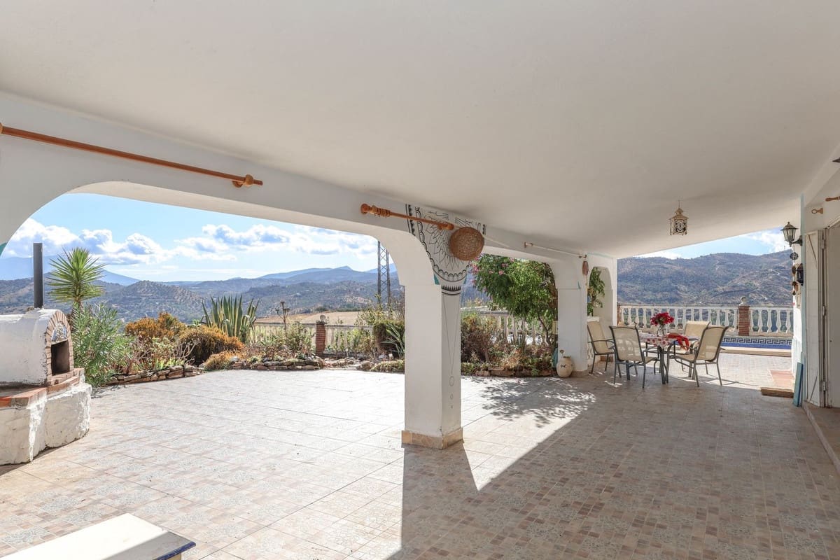 3 soveværelse Villa til salg i Guaro med swimmingpool garage - € 249.000 (Ref: 9387949)