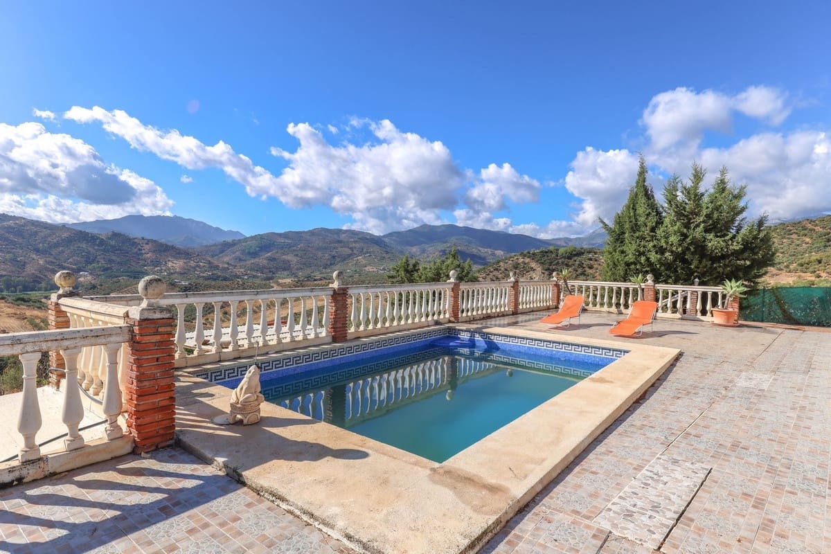 3 soveværelse Villa til salg i Guaro med swimmingpool garage - € 249.000 (Ref: 9387949)