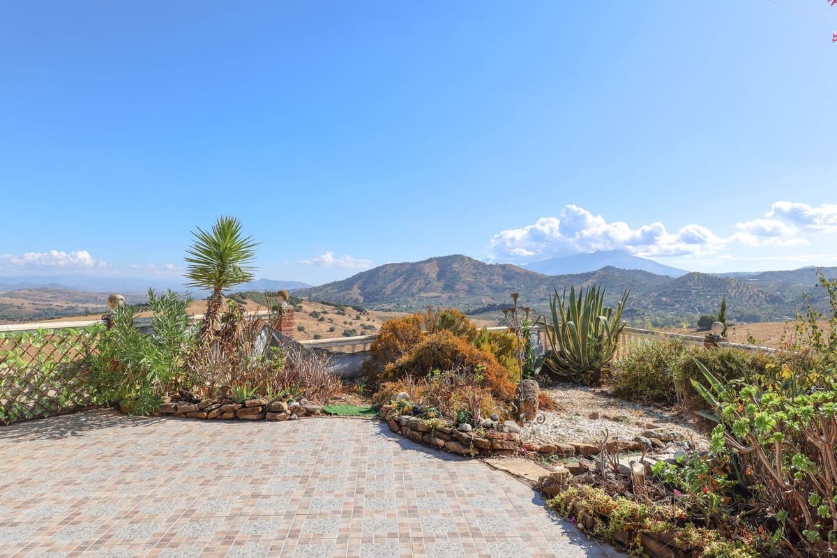 3 soveværelse Villa til salg i Guaro med swimmingpool garage - € 249.000 (Ref: 9387949)