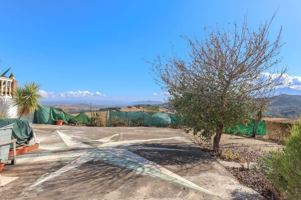 3 soveværelse Villa til salg i Guaro med swimmingpool garage - € 249.000 (Ref: 9387949)