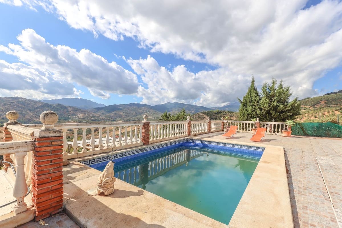 3 soveværelse Villa til salg i Guaro med swimmingpool garage - € 249.000 (Ref: 9387949)