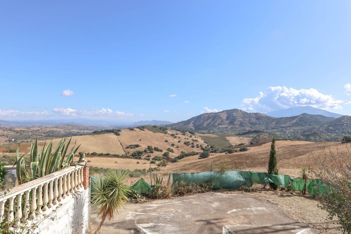 3 soveværelse Villa til salg i Guaro med swimmingpool garage - € 249.000 (Ref: 9387949)