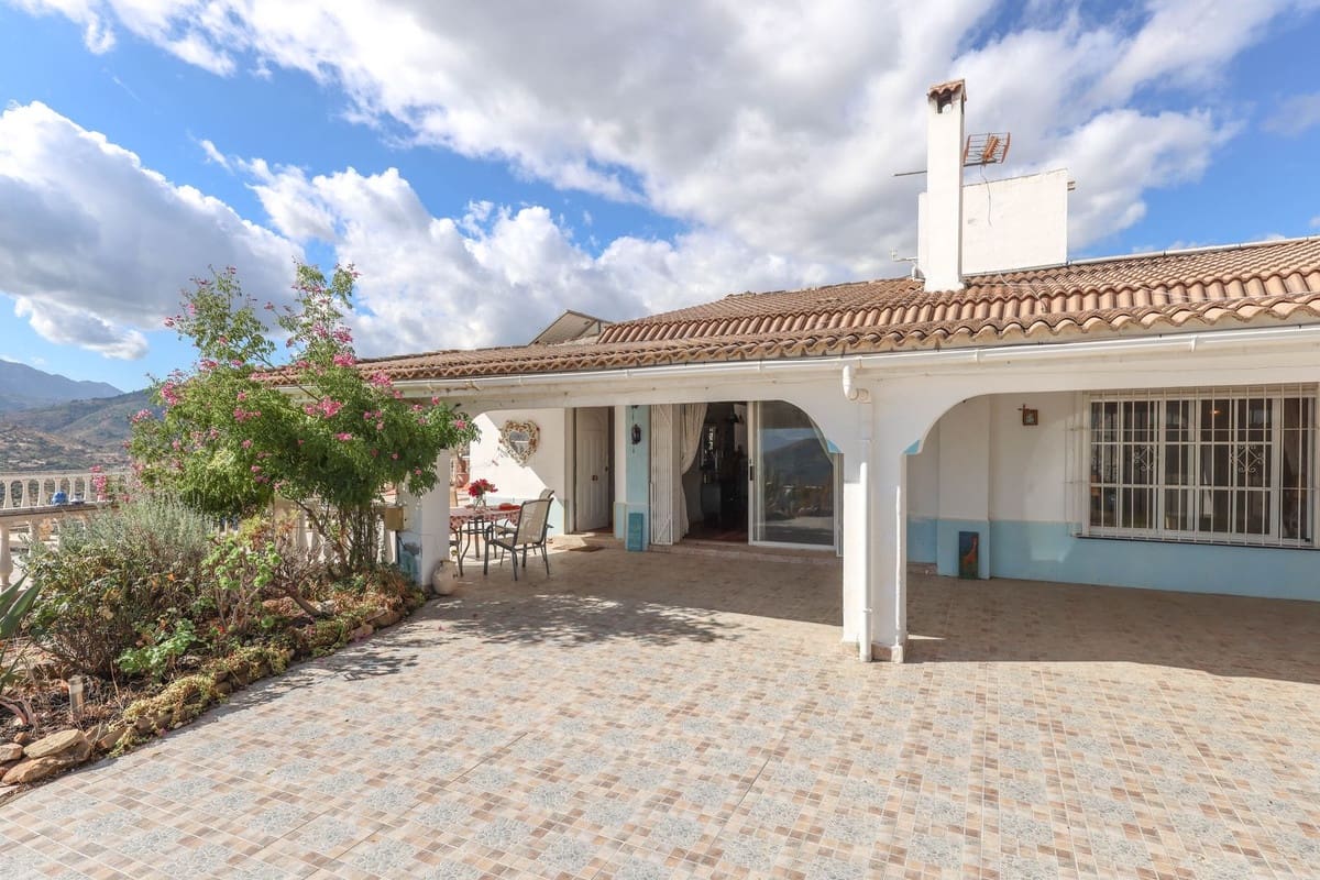 3 soveværelse Villa til salg i Guaro med swimmingpool garage - € 249.000 (Ref: 9387949)