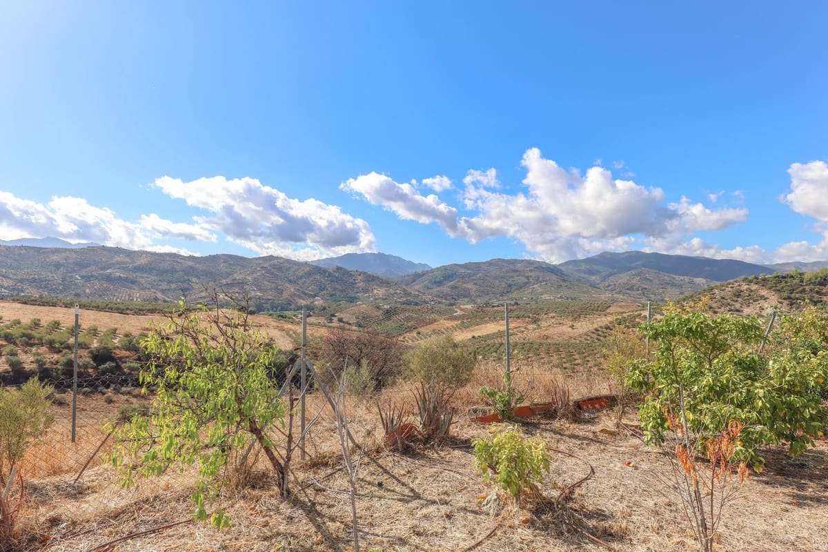 3 soveværelse Villa til salg i Guaro med swimmingpool garage - € 249.000 (Ref: 9387949)