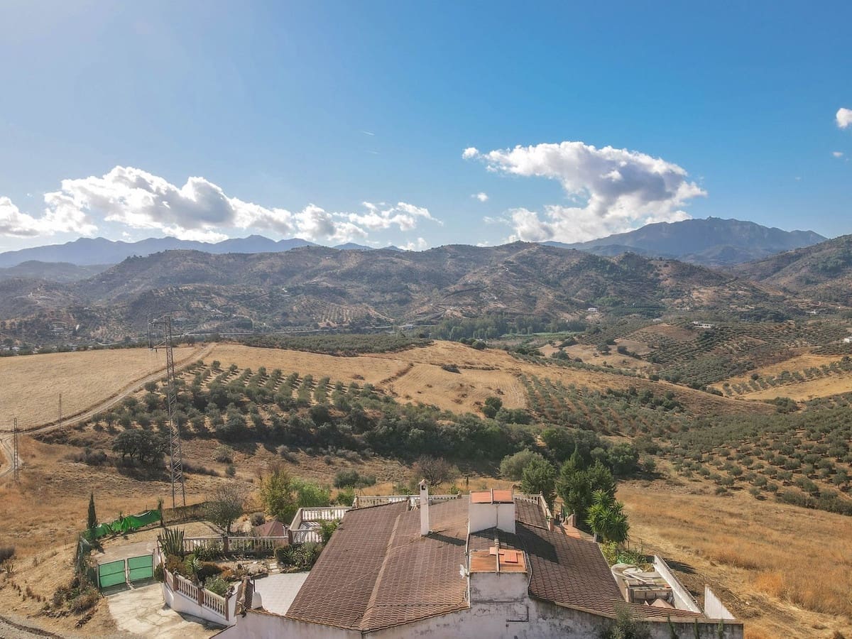 3 soveværelse Villa til salg i Guaro med swimmingpool garage - € 249.000 (Ref: 9387949)