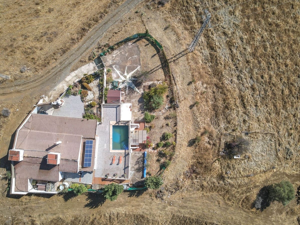 3 soveværelse Villa til salg i Guaro med swimmingpool garage - € 249.000 (Ref: 9387949)