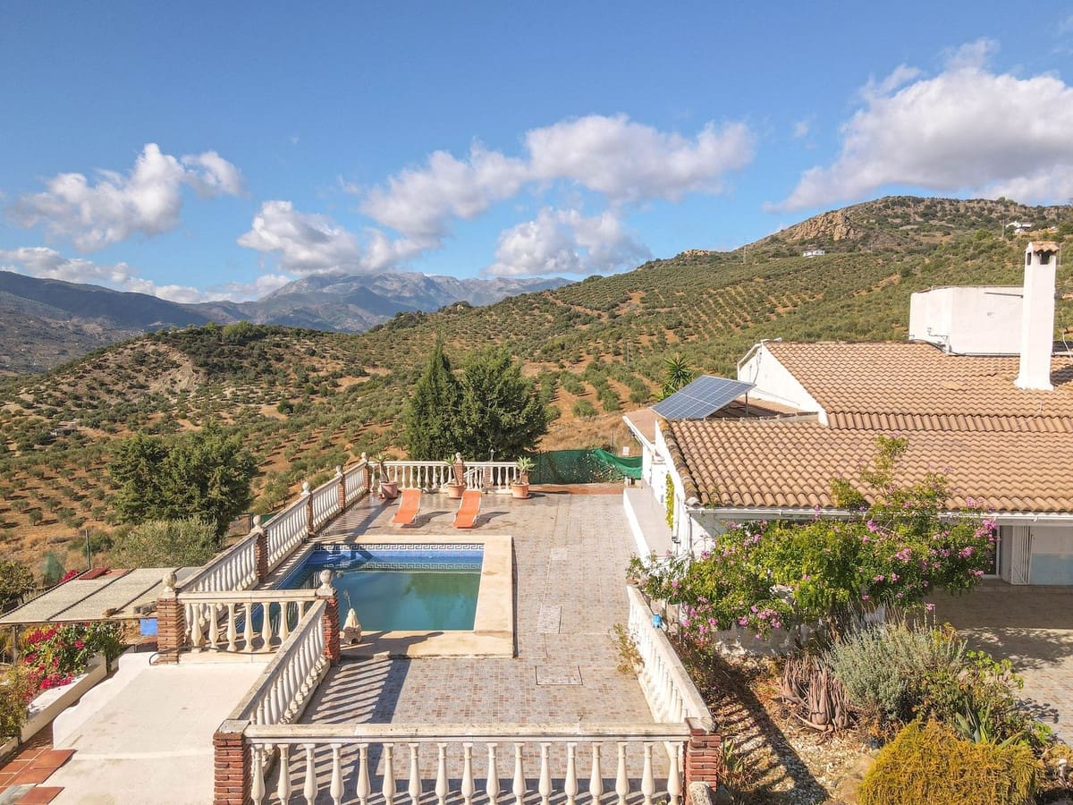 3 soveværelse Villa til salg i Guaro med swimmingpool garage - € 249.000 (Ref: 9387949)