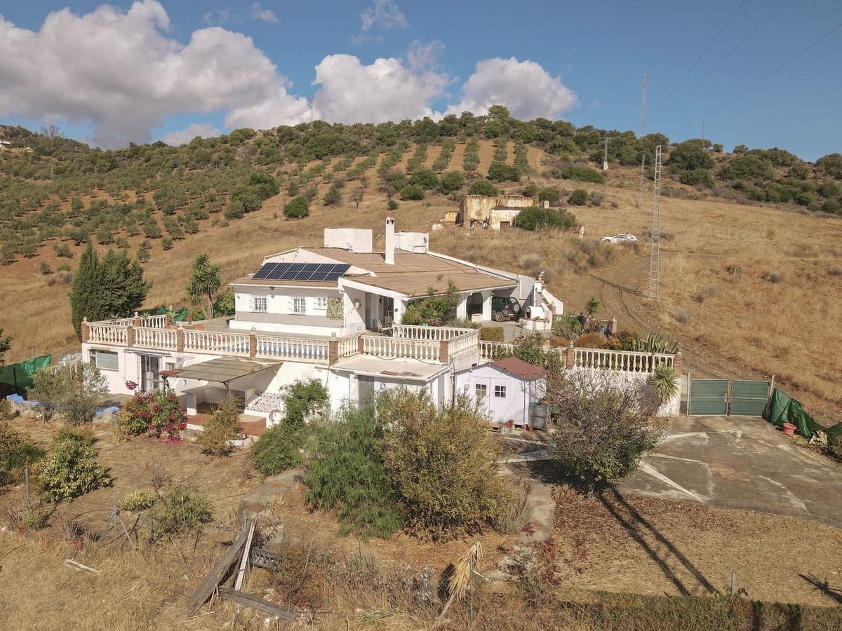 3 soveværelse Villa til salg i Guaro med swimmingpool garage - € 249.000 (Ref: 9387949)