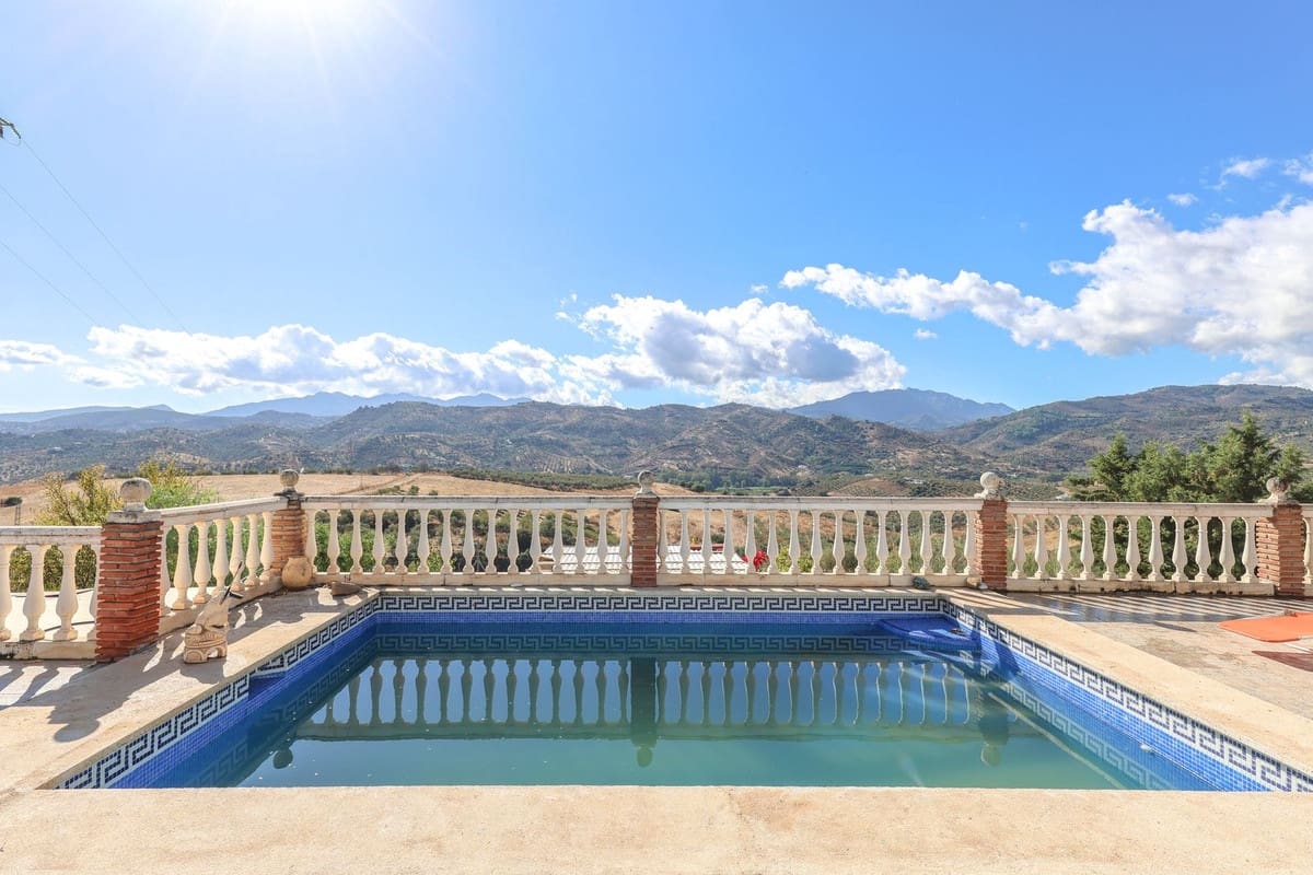 3 slaapkamer Villa te koop in Guaro met zwembad garage - € 249.000 (Ref: 9387949)