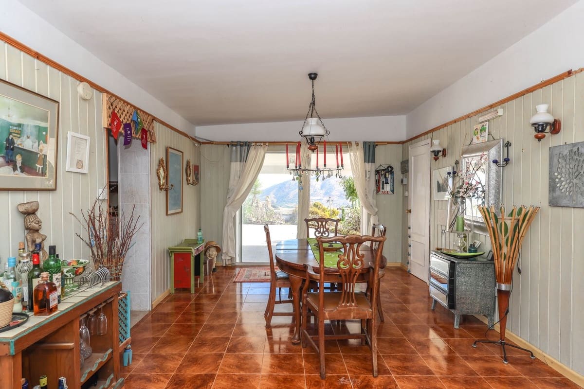 3 slaapkamer Villa te koop in Guaro met zwembad garage - € 249.000 (Ref: 9387949)