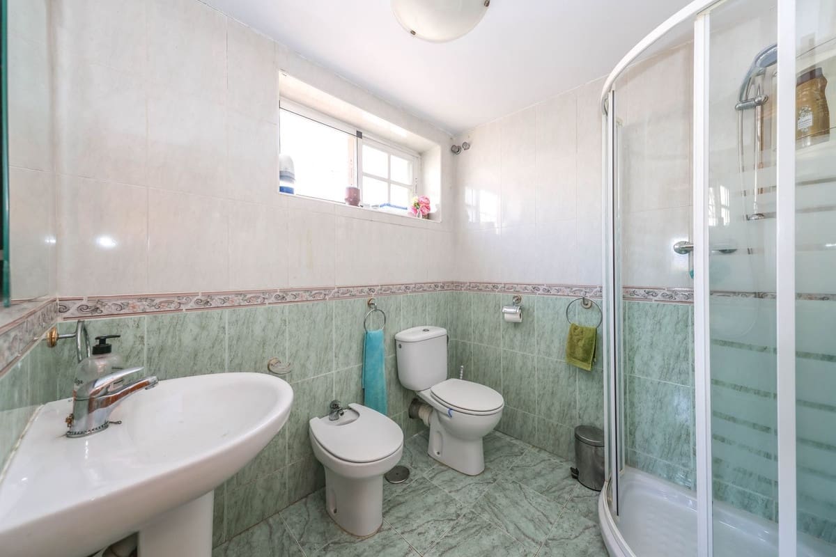 3 slaapkamer Villa te koop in Guaro met zwembad garage - € 249.000 (Ref: 9387949)