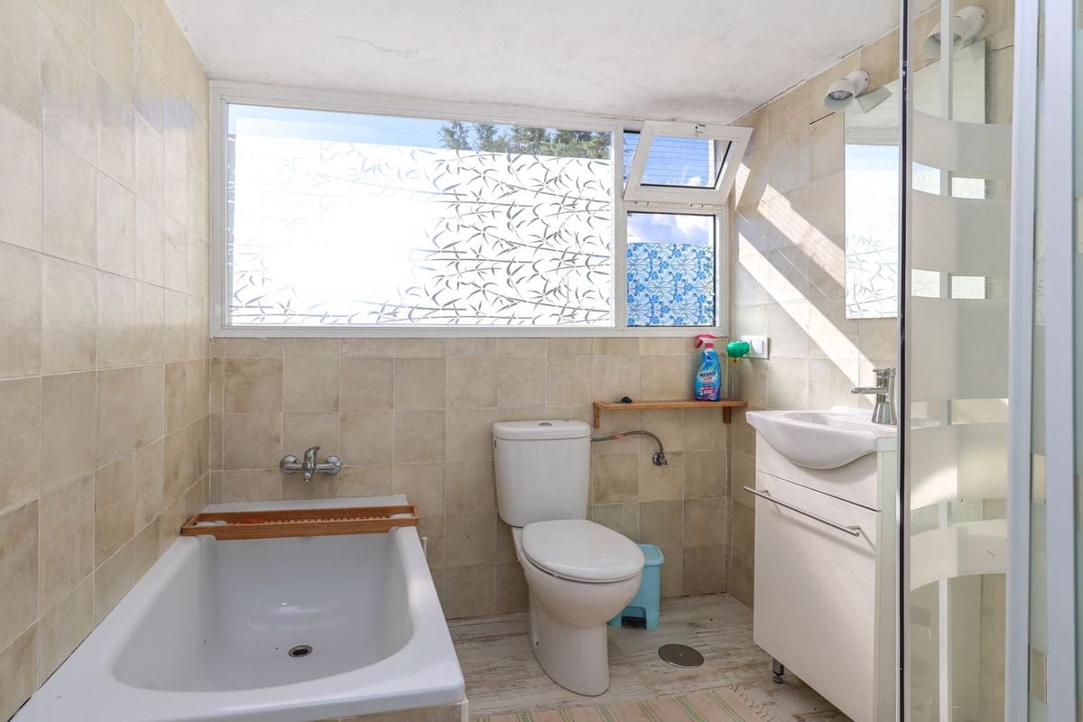 3 slaapkamer Villa te koop in Guaro met zwembad garage - € 249.000 (Ref: 9387949)