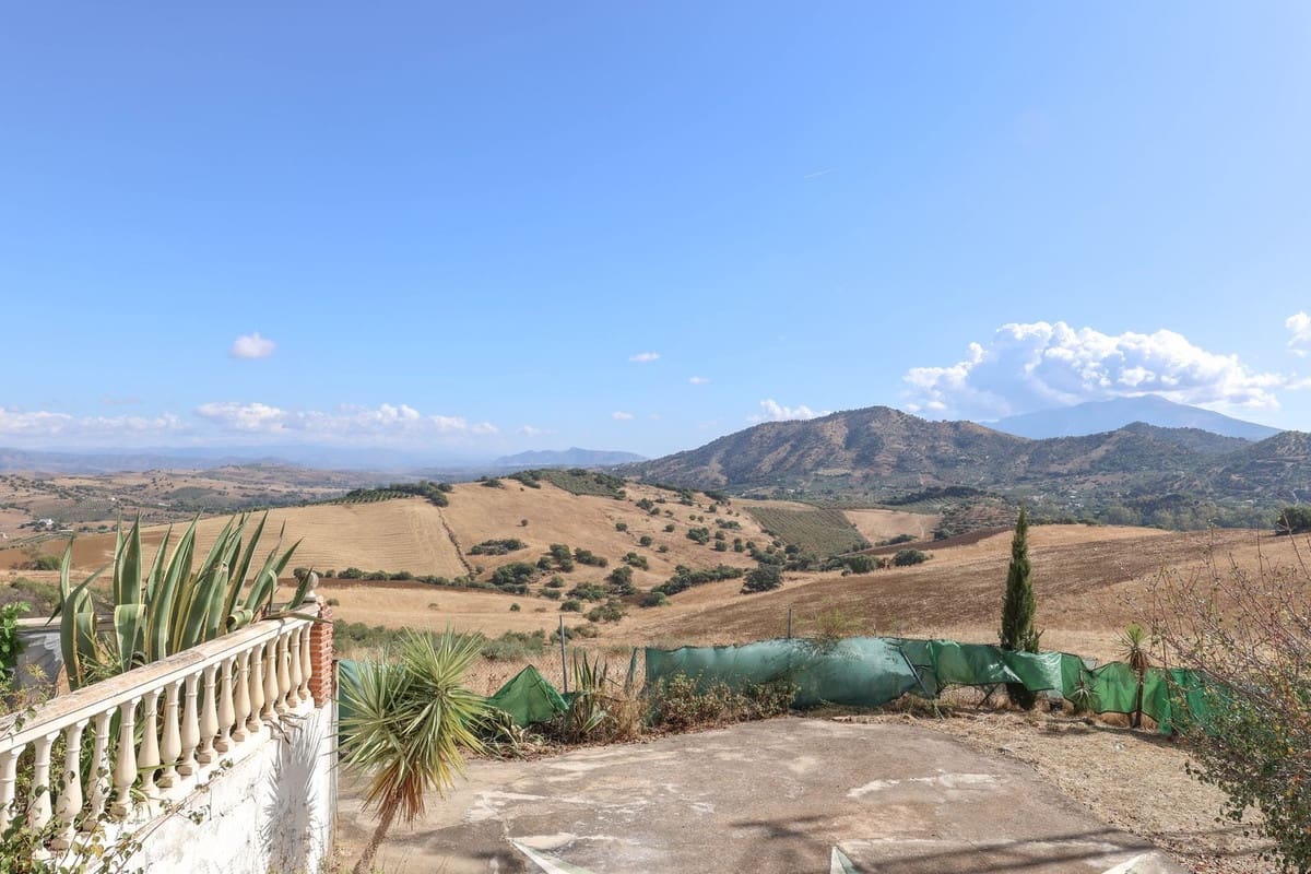 3 slaapkamer Villa te koop in Guaro met zwembad garage - € 249.000 (Ref: 9387949)