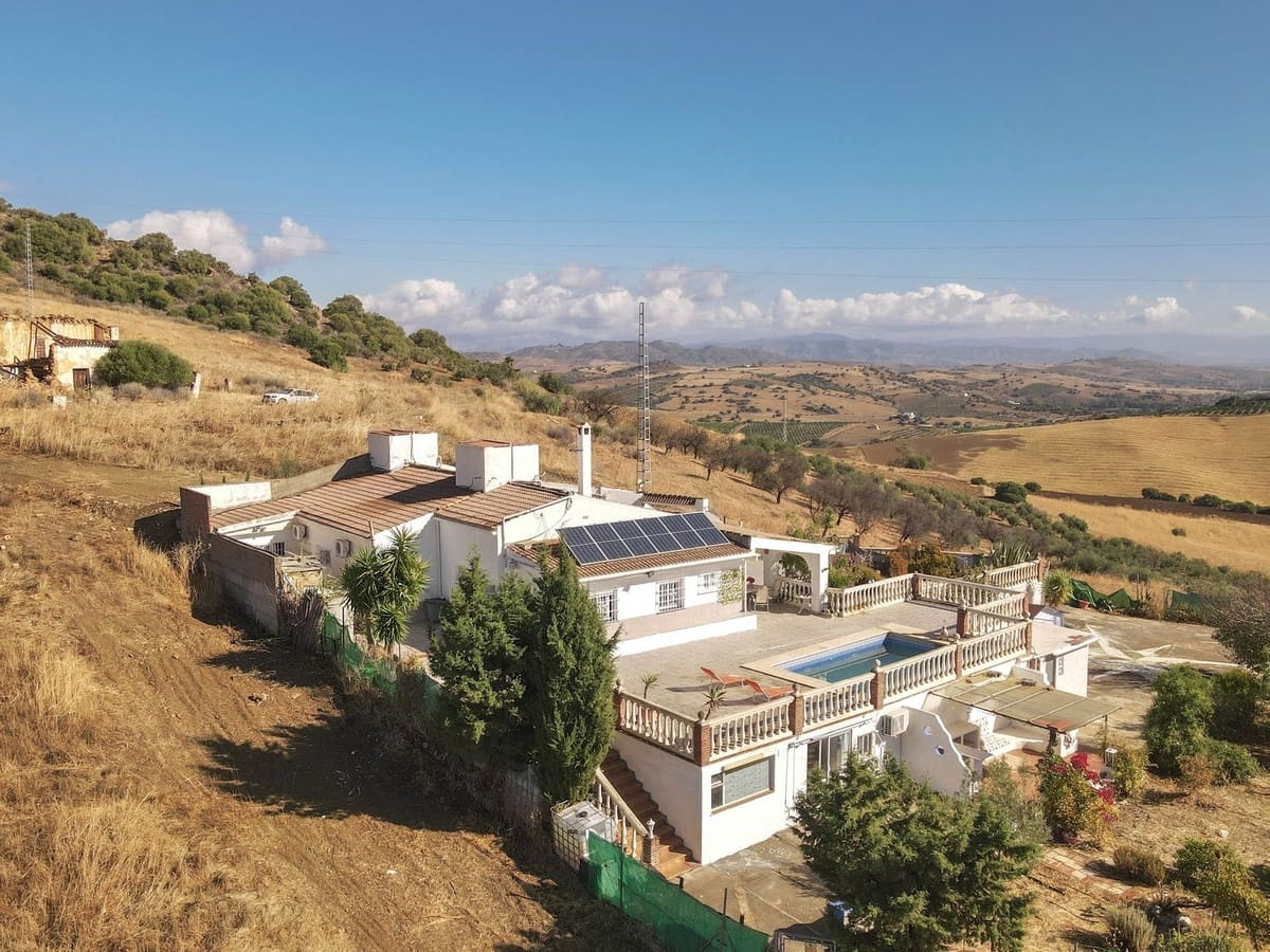 3 slaapkamer Villa te koop in Guaro met zwembad garage - € 249.000 (Ref: 9387949)