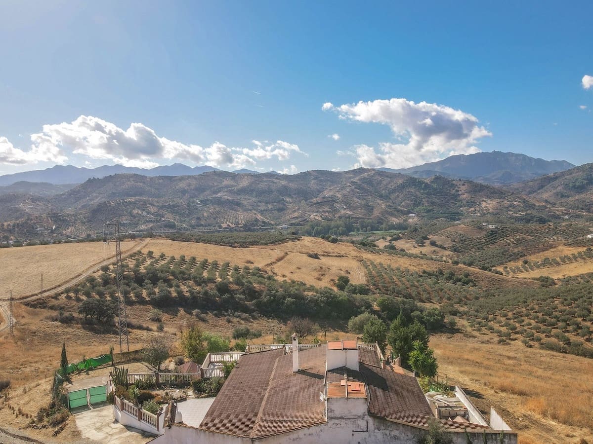 3 slaapkamer Villa te koop in Guaro met zwembad garage - € 249.000 (Ref: 9387949)