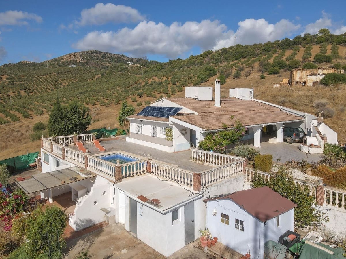 3 slaapkamer Villa te koop in Guaro met zwembad garage - € 249.000 (Ref: 9387949)