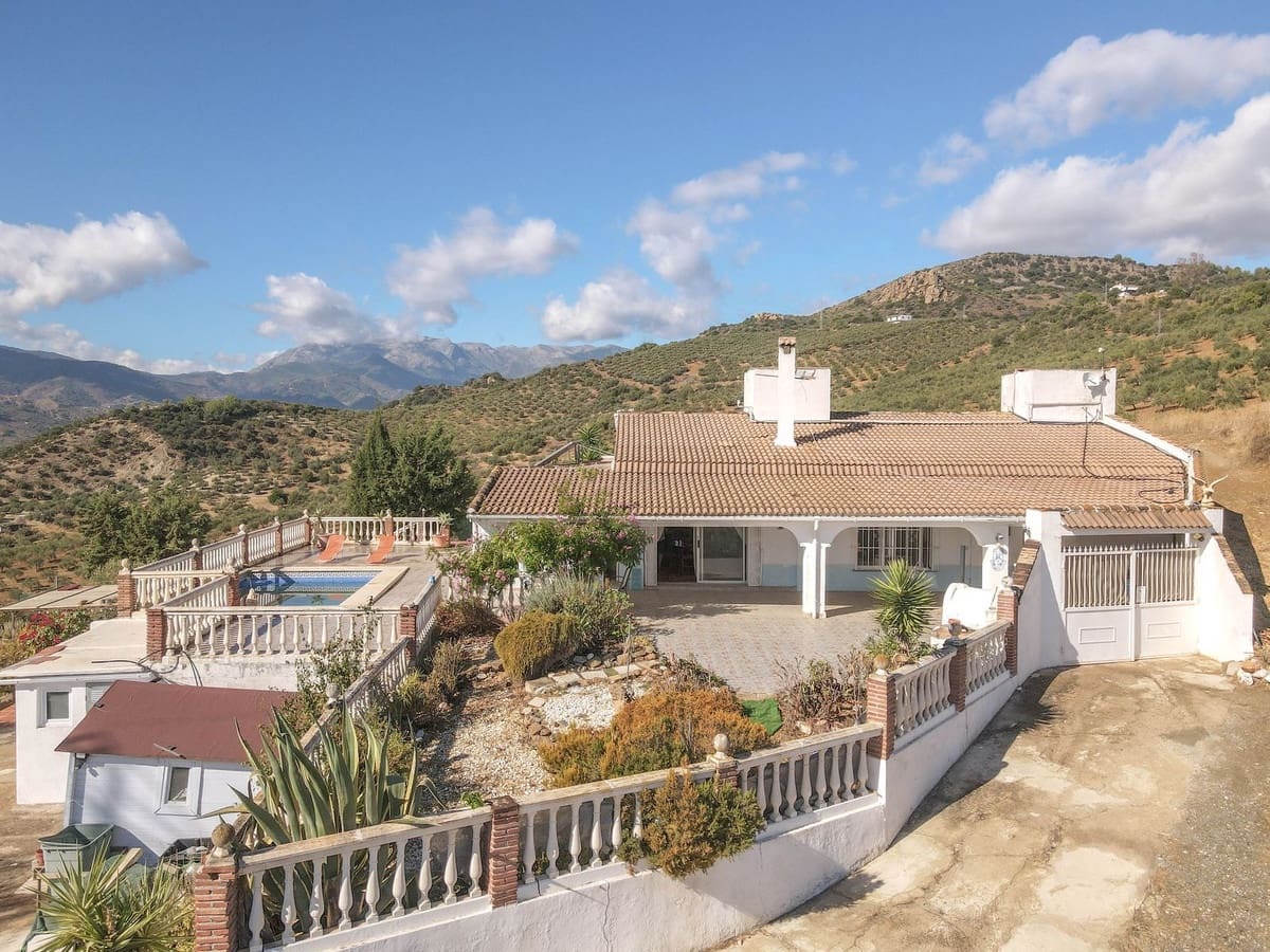 3 slaapkamer Villa te koop in Guaro met zwembad garage - € 249.000 (Ref: 9387949)