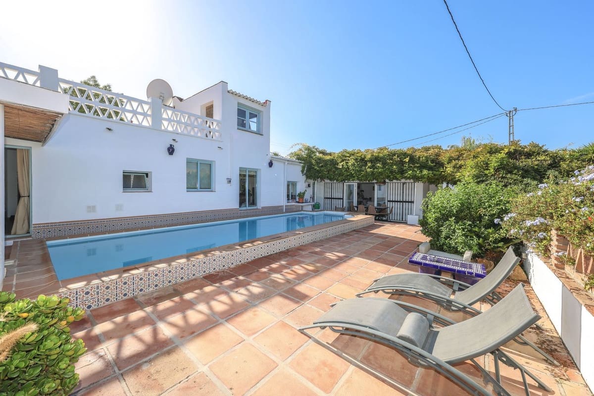 5 bedroom Villa for sale in Coin with pool garage - € 678,000 (Ref: 9401792)