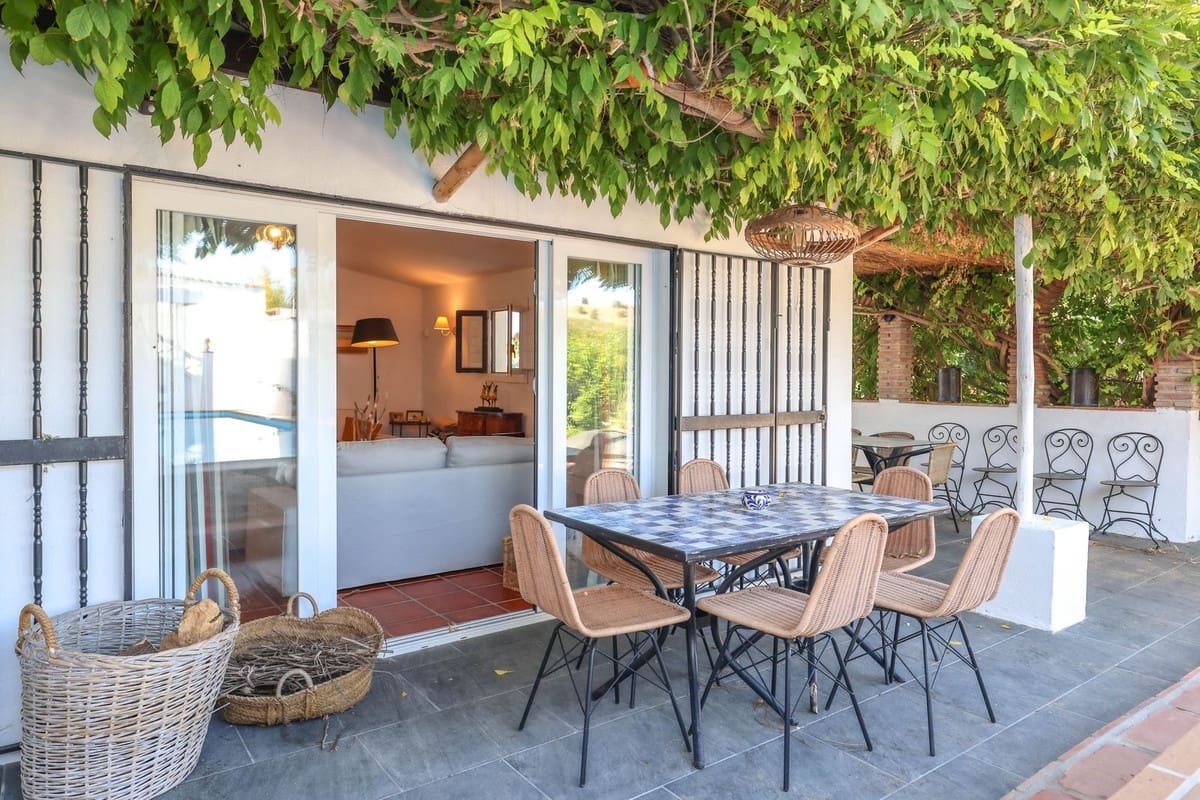 5 bedroom Villa for sale in Coin with pool garage - € 678,000 (Ref: 9401792)