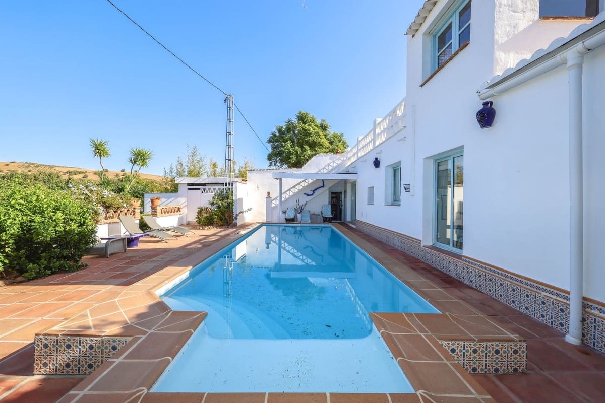 5 bedroom Villa for sale in Coin with pool garage - € 678,000 (Ref: 9401792)