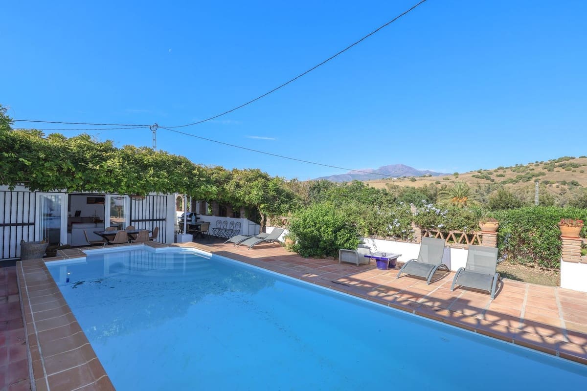 5 bedroom Villa for sale in Coin with pool garage - € 678,000 (Ref: 9401792)