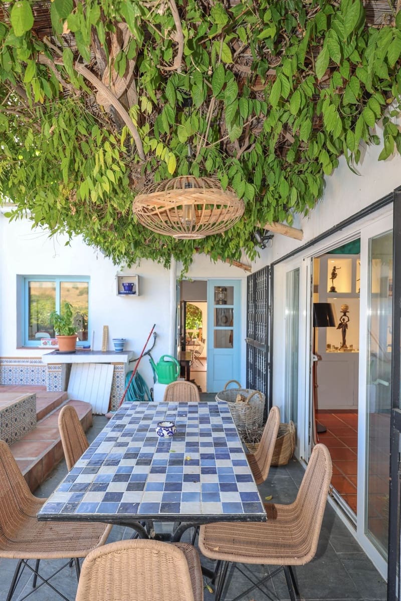 5 bedroom Villa for sale in Coin with pool garage - € 678,000 (Ref: 9401792)