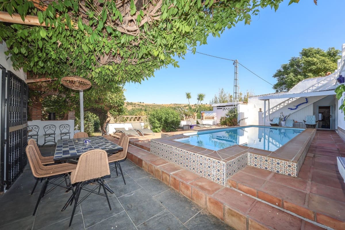 5 bedroom Villa for sale in Coin with pool garage - € 678,000 (Ref: 9401792)