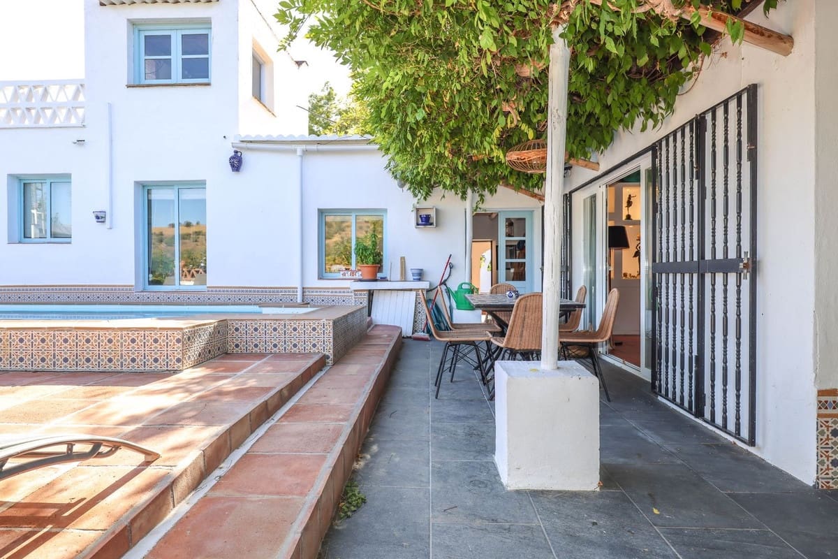 5 bedroom Villa for sale in Coin with pool garage - € 678,000 (Ref: 9401792)