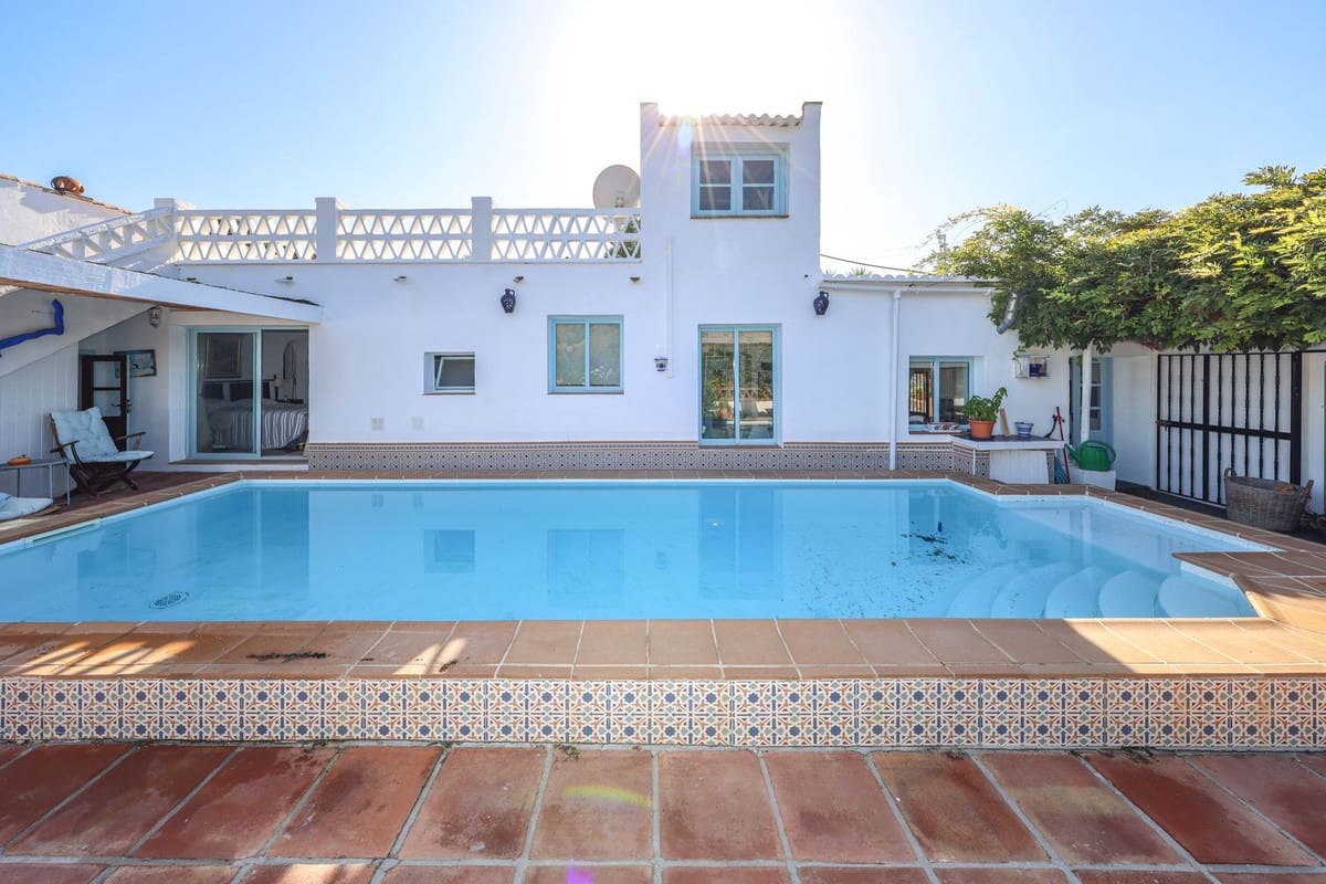 5 bedroom Villa for sale in Coin with pool garage - € 678,000 (Ref: 9401792)