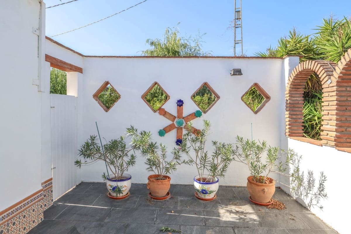 5 bedroom Villa for sale in Coin with pool garage - € 678,000 (Ref: 9401792)