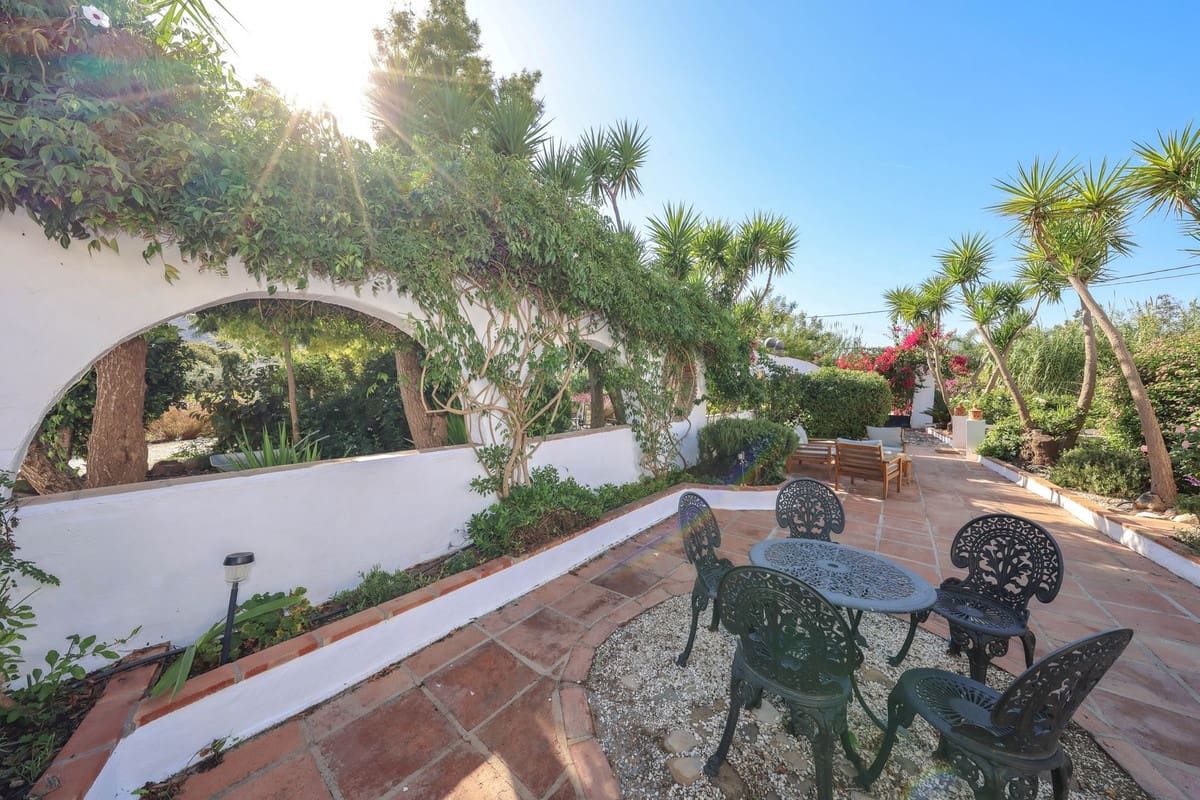 5 bedroom Villa for sale in Coin with pool garage - € 678,000 (Ref: 9401792)