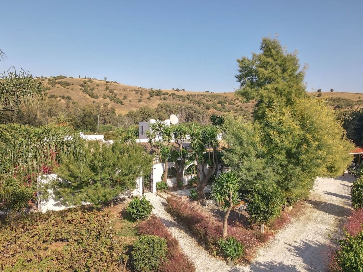 5 bedroom Villa for sale in Coin with pool garage - € 678,000 (Ref: 9401792)