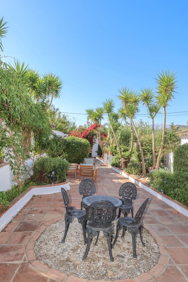 5 bedroom Villa for sale in Coin with pool garage - € 678,000 (Ref: 9401792)