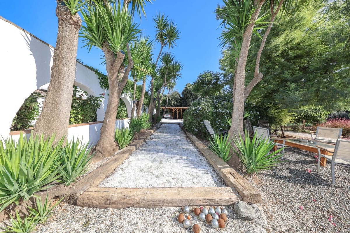 5 bedroom Villa for sale in Coin with pool garage - € 678,000 (Ref: 9401792)