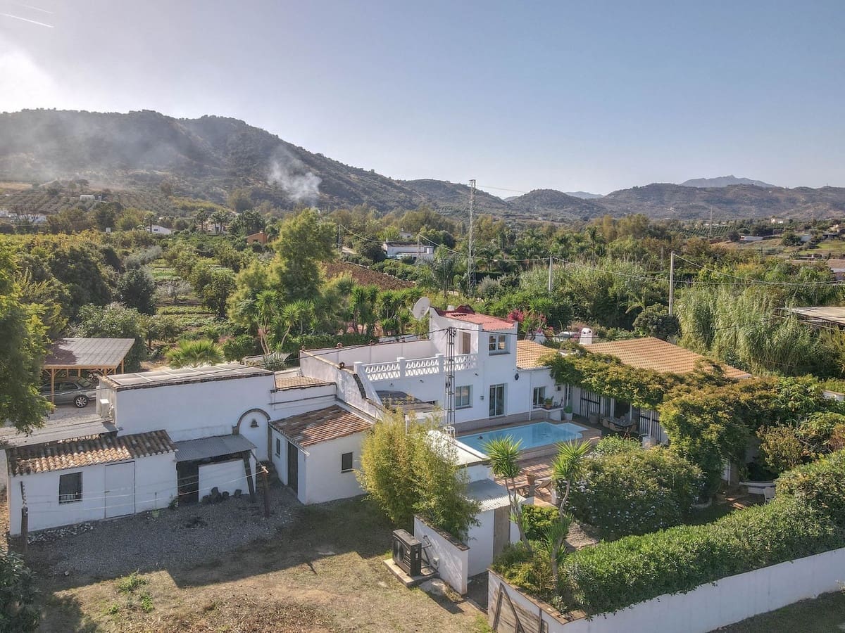 5 bedroom Villa for sale in Coin with pool garage - € 678,000 (Ref: 9401792)