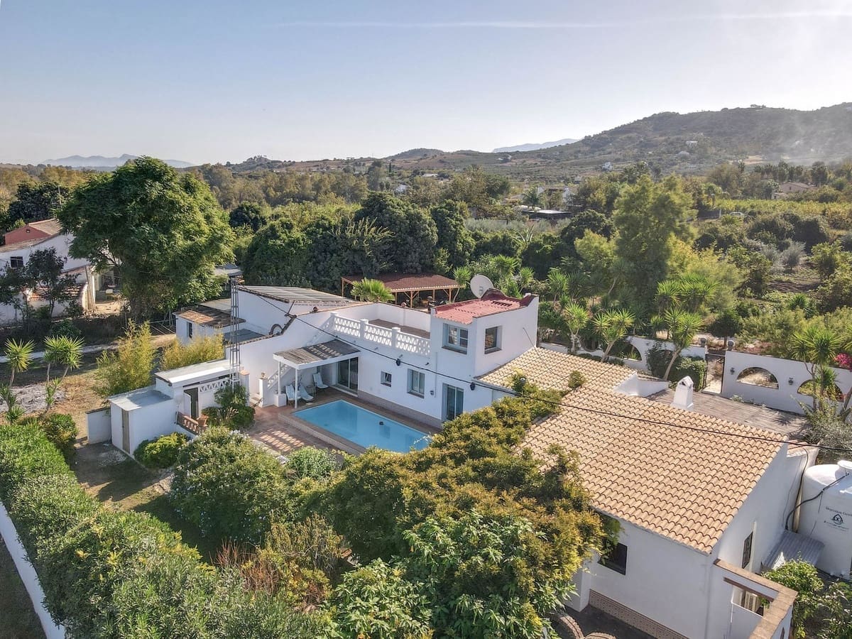 5 bedroom Villa for sale in Coin with pool garage - € 678,000 (Ref: 9401792)