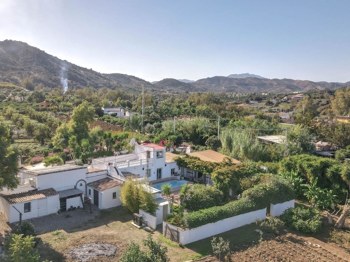 5 bedroom Villa for sale in Coin with pool garage - € 678,000 (Ref: 9401792)