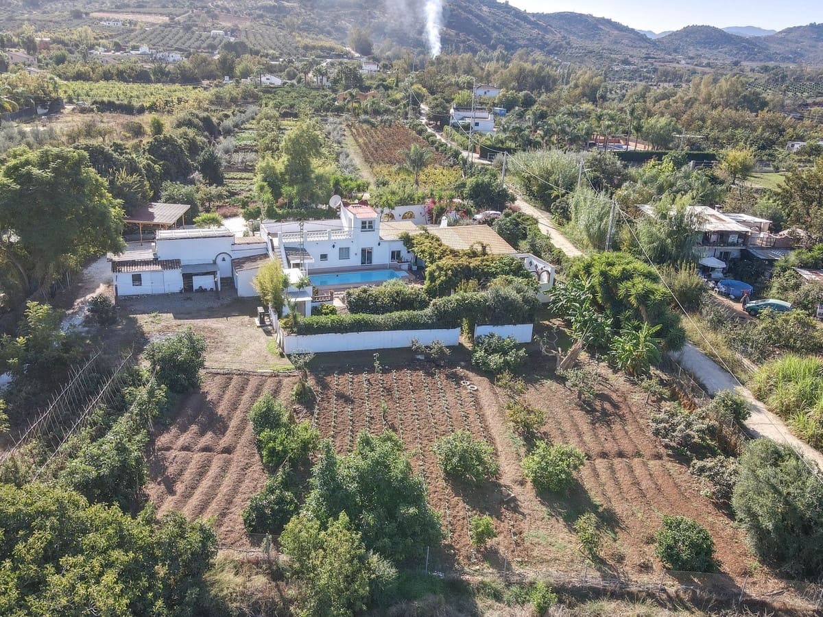 5 bedroom Villa for sale in Coin with pool garage - € 678,000 (Ref: 9401792)