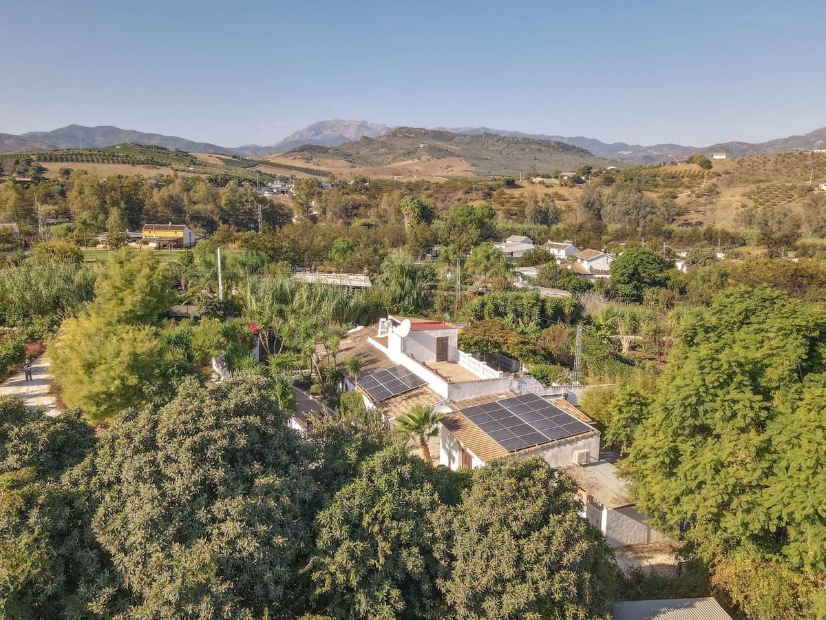 5 bedroom Villa for sale in Coin with pool garage - € 678,000 (Ref: 9401792)