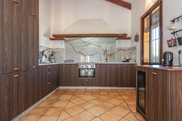 5 bedroom Commercial for sale in Morón de la Frontera with pool - € 795,000 (Ref: 9410322)