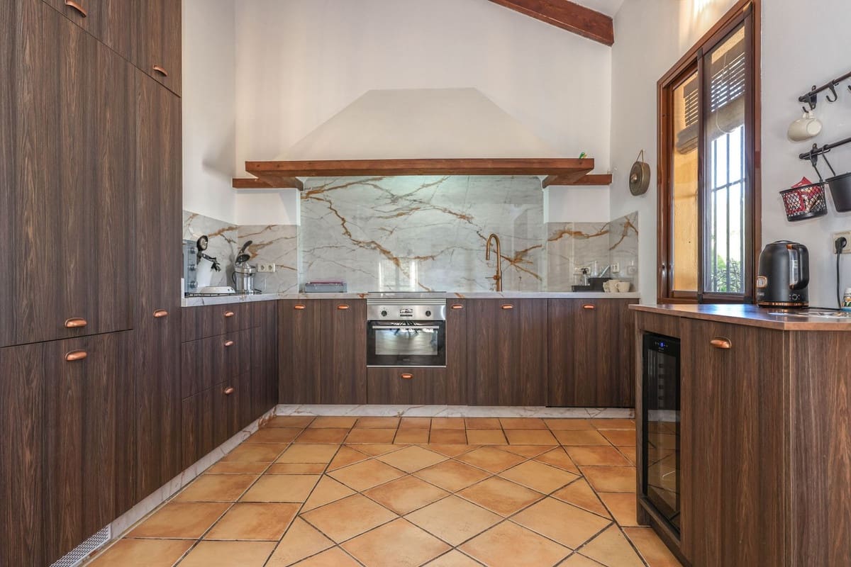 5 bedroom Commercial for sale in Moron de la Frontera with pool - € 699,000 (Ref: 9410322)