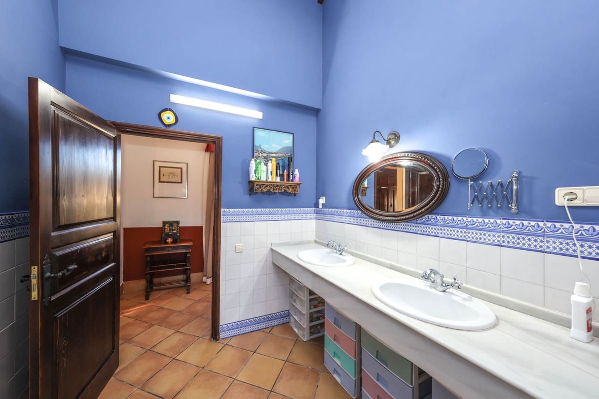 5 bedroom Commercial for sale in Moron de la Frontera with pool - € 699,000 (Ref: 9410322)