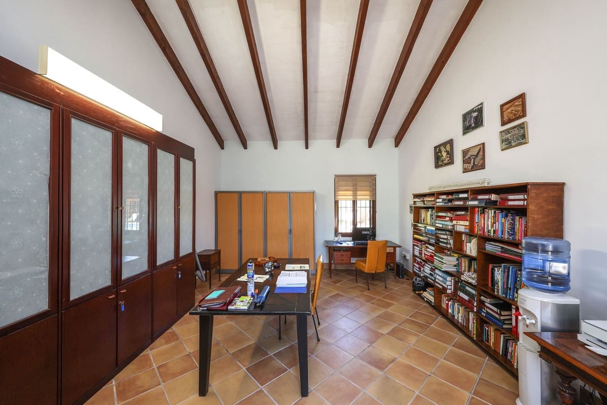 5 bedroom Commercial for sale in Moron de la Frontera with pool - € 699,000 (Ref: 9410322)