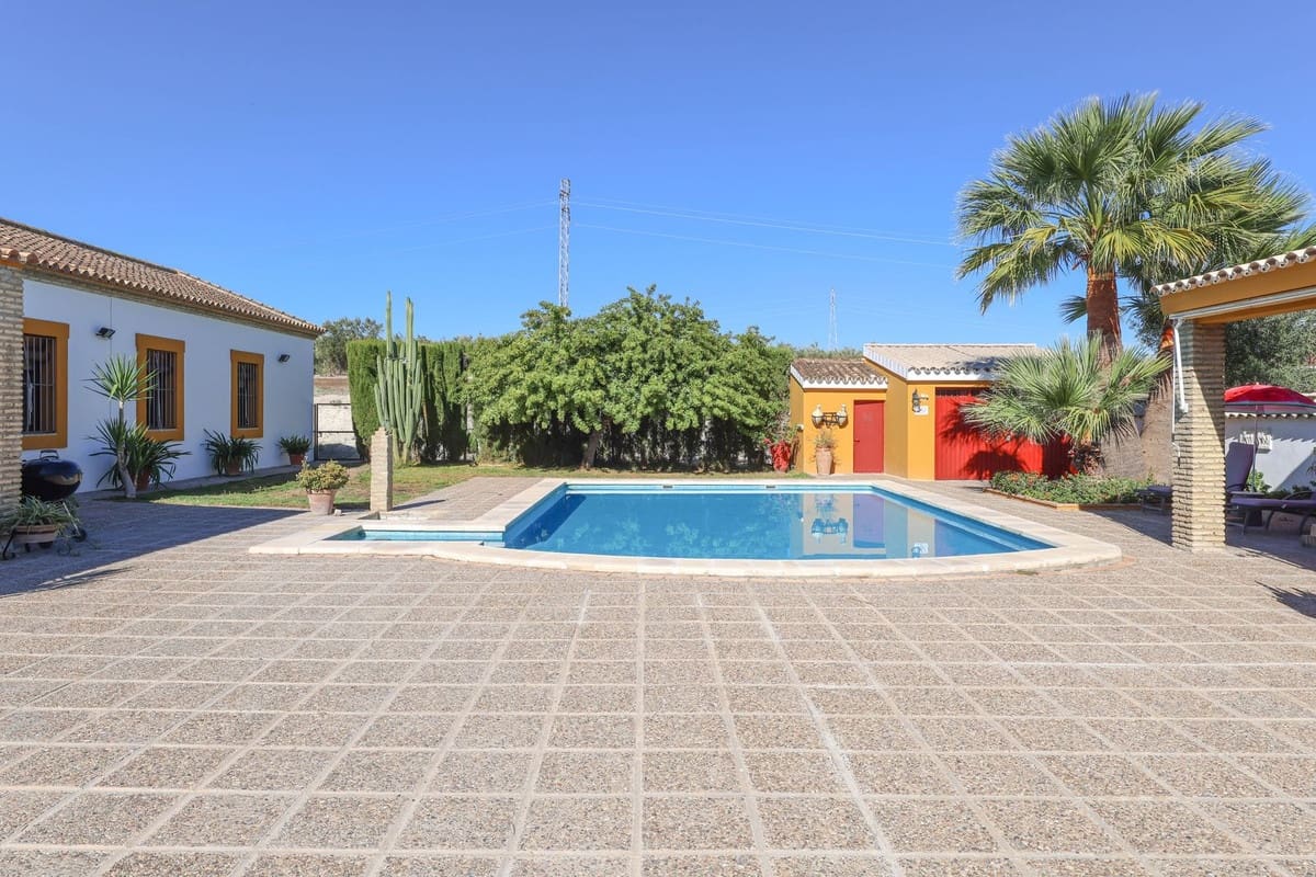 5 bedroom Commercial for sale in Moron de la Frontera with pool - € 699,000 (Ref: 9410322)