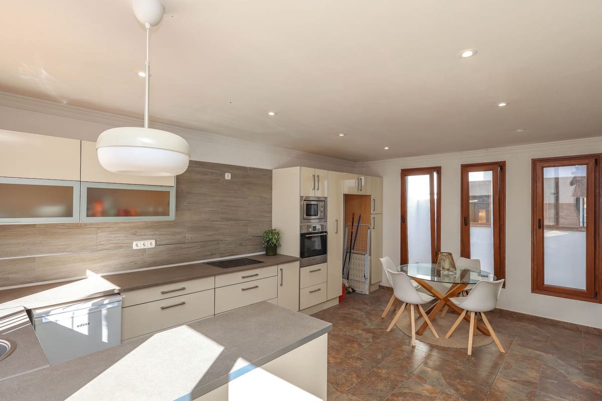 4 soverom Hus til salgs i Guaro med garasje - € 260 000 (Ref: 9420078)