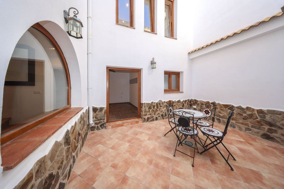 4 soverom Hus til salgs i Guaro med garasje - € 260 000 (Ref: 9420078)