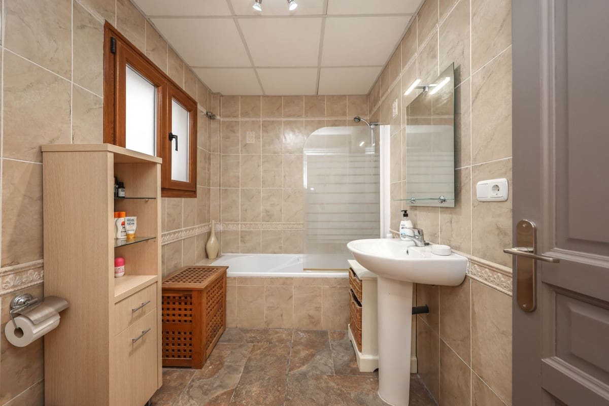 4 soverom Hus til salgs i Guaro med garasje - € 260 000 (Ref: 9420078)